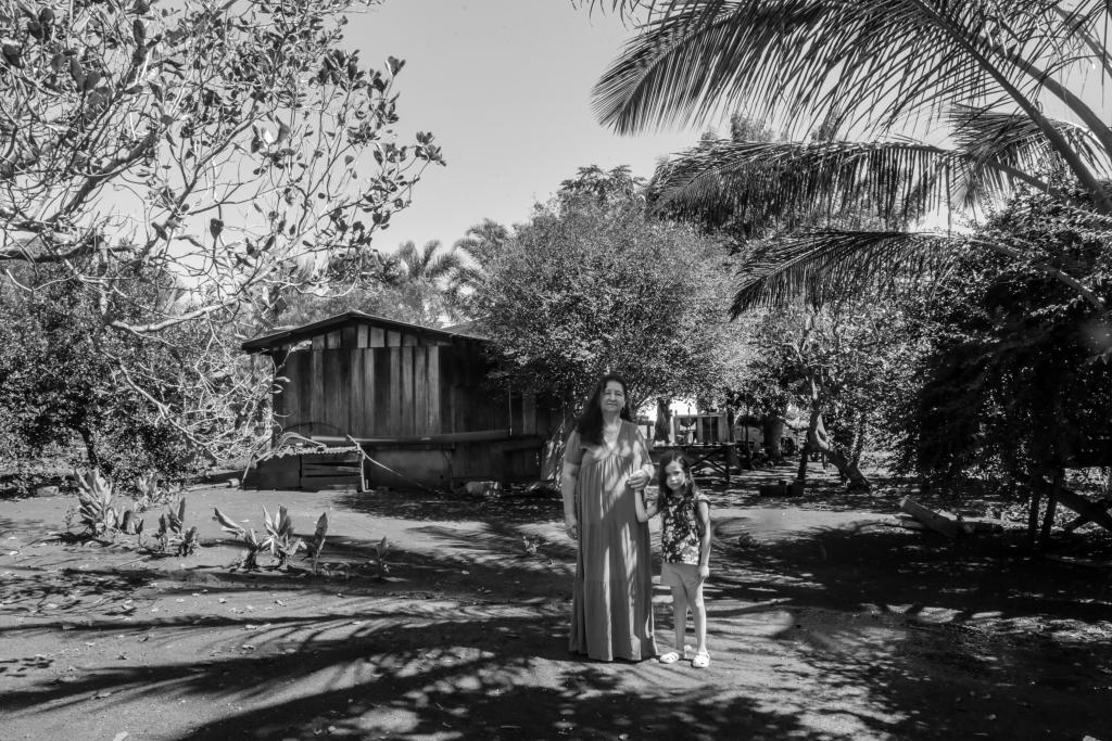 Livro sobre mulheres ciganas de MT é lançado com apoio da Secel - Venerana Rodrigues Cunha Pereira ao lado da neta Lara